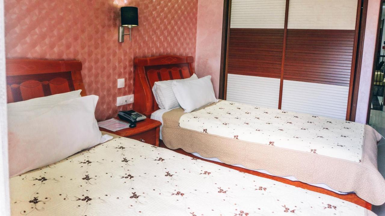 Hotel Atenas Tetouan Bagian luar foto