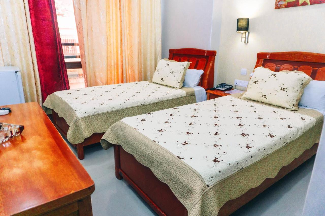 Hotel Atenas Tetouan Bagian luar foto